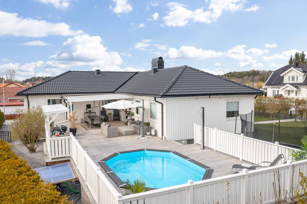 22. Byggnation av pool ink tradack Taby Enhagen